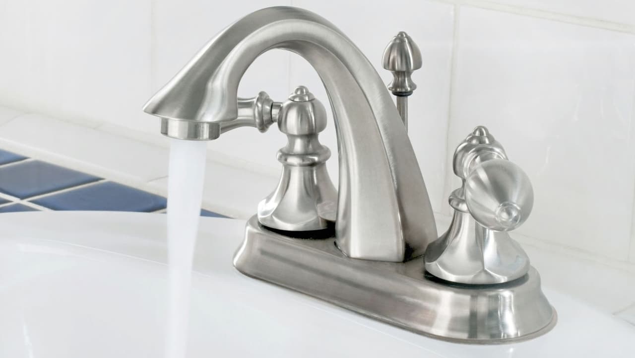 <b>Deja gotear el agua.</b> Un chorrito de agua fría y caliente puede ser todo lo que necesites para que las tuberías no se congelen. Deja el agua tibia goteando durante la noche cuando el clima sea frío, de preferencia de una de agua que se encuentre en una pared exterior.
<br>