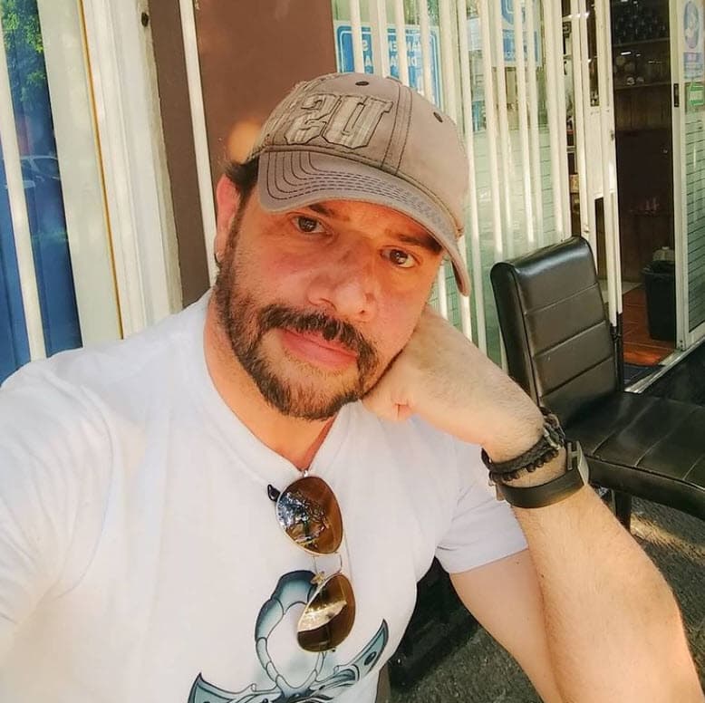 La joven de 24 años alegó que su progenitor 
<b><a href="https://www.univision.com/famosos/eduardo-rivera-ricardo-crespo-eleazar-gomez-abuso-sexual-solo-para-mujeres" target="_blank">"no cometió" el delito por el que se le acusa</a></b> y advirtió que durante "meses no existía una declaración formal". 
<br>