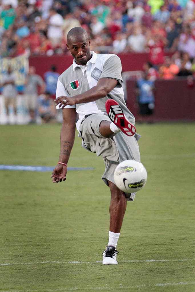 Durante su estancia en Italia, Kobe era un gran jugador de futbol, tanto así que tenía toda la intención de convertirse en profesional antes de que se mudaran a Estados Unidos. El resto es historia.