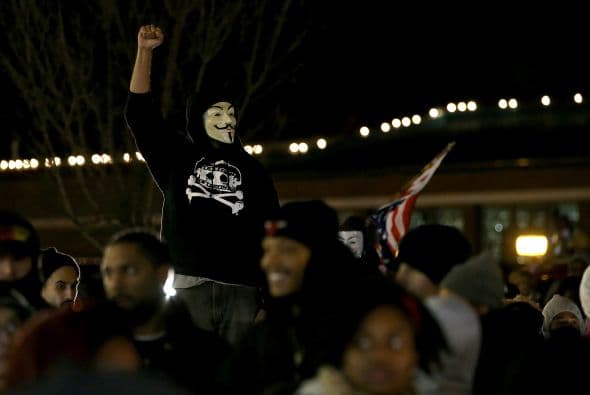 Algunos de los manifestantes gritaban consignas como "No justice, no peace" para expresar su inconformidad tras la decisión.