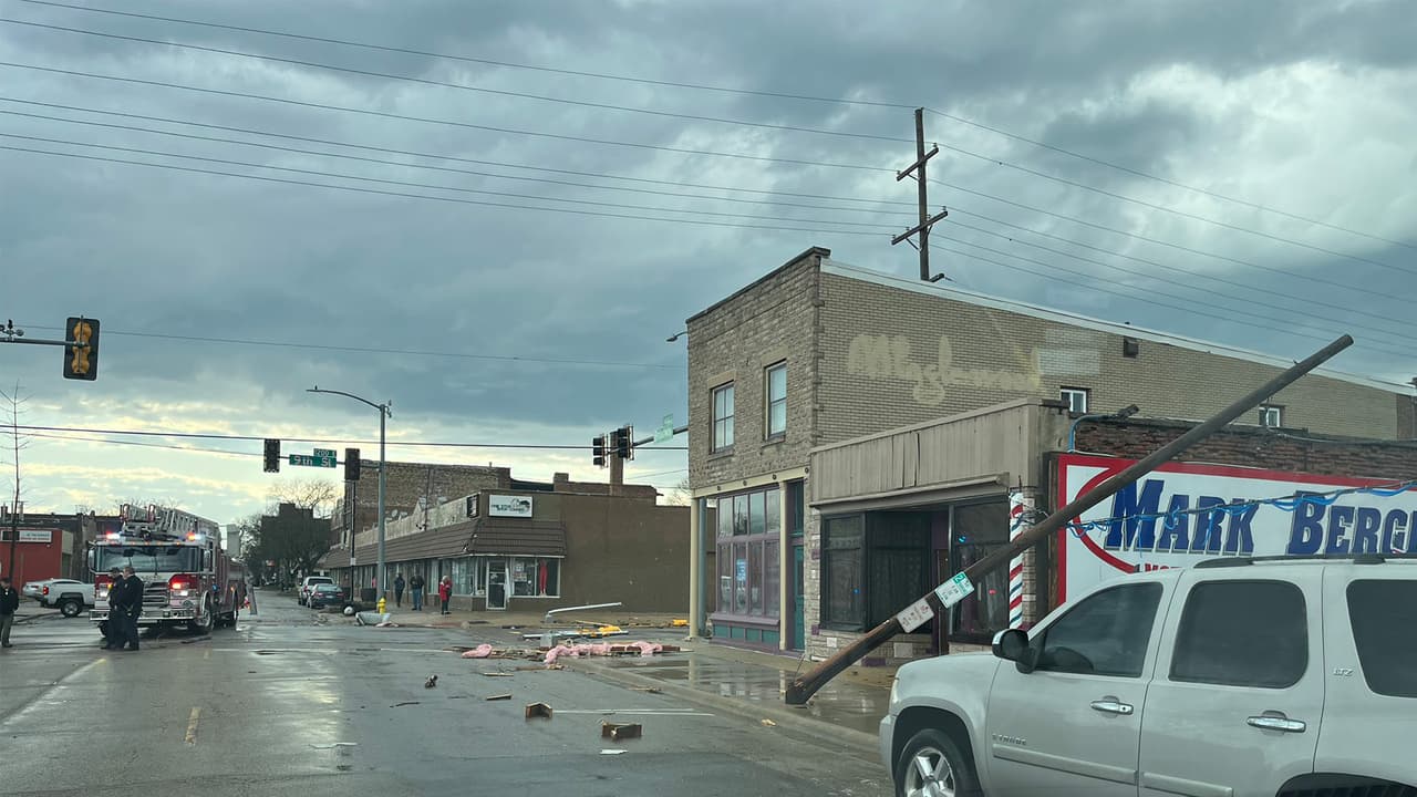 Autoridades reportaron cerca de 800 personas sin luz en el condado, la mayoría en Rockford. Los daños en las calles 9 y Broadway ocasionaron el cierre total del cruce.