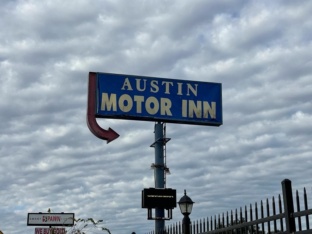 Luego de entrevistar a los testigos, según el padre de la víctima todo empezó tras una discusión verbal entre su hijo y un amigo suyo identificado como Félix Rodríguez. Rodríguez disparó a la víctima y huyó del lugar.