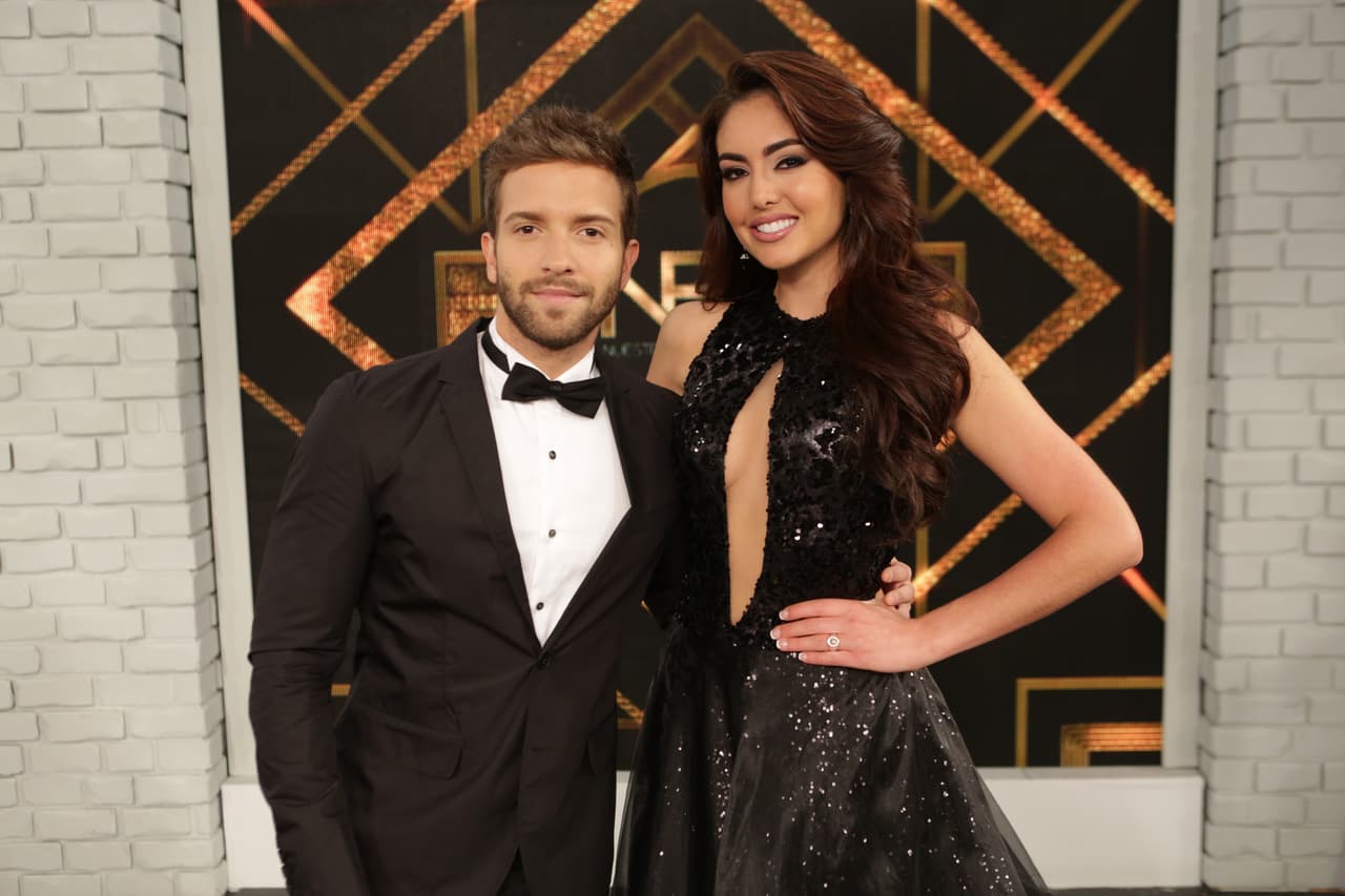 El cantautor español fue parte del desfile en trajes de gala de las finalistas, y se robó todas las miradas y suspiros de las bellas.