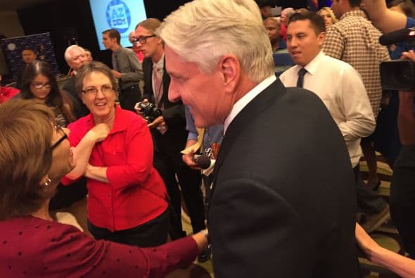 En una de las elecciones más reñidas y anticipadas, los candidatos republicano Doug Ducey y el demócrata Fred Duval esperan los resultados.  