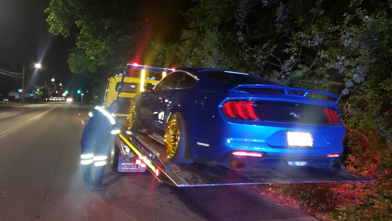 Parte de los 29 vehículos confiscados en Atlanta durante carreras callejeras clandestinas. Las autoridades informaron que 44 personas fueron arrestadas entre ellas tres de origen hispano, en relación a carreras callejeras clandestinas en Atlanta. Las autoridades también emitieron 114 citaciones y recuperaron cuatro armas, incluido un rifle semiautomático.