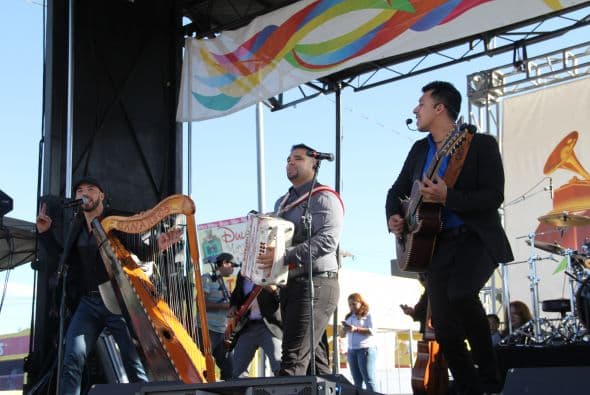 Cientos de personas disfrutaron de la tremenda celebración del Latin Grammy Street Party en Phoenix, donde estuvieron presentes varias agrupaciones nominadas a los premios GRAMMY® Latino incluyendo: Conjunto Primavera, Voz de Mando y Los Canarios de Michoacán. Esta fenomenal fiesta es un preámbulo a la gran noche de la música con la edición 15 de los premios anuales del GRAMMY Latino. Además de disfrutar de lo mejor de la música, los fans pudieron ganar premios y conocer a personalidades de Televisión y Radio de Univisión Arizona.