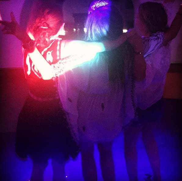 Después de un día de sol, que siga la fiesta.