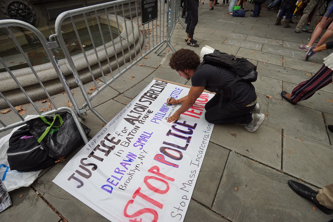 Los activistas quieren la renuncia del comisionado Bratton