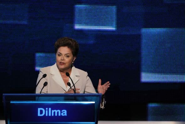 El principal mensaje de la candidata de Lula en el debate de la popular TV Bandeirantes fue el de la "continuidad" respecto al actual gobierno que sacó a 29 millones de brasileños de la pobreza. "Quiero un país de clase media", dijo, y pidió el voto de las mujeres para ser la primera presidenta de Brasil.