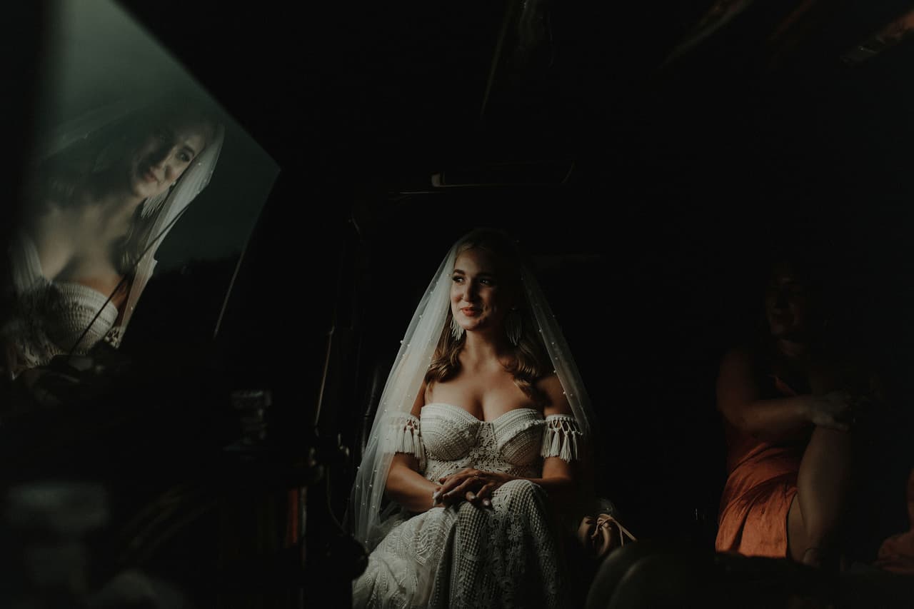 “El día de una boda siempre estamos atentos a cómo cae la luz”, 
<a href="https://www.instagram.com/shariandmike"><u>explicó el autor</u></a> de esta imagen ganadora en la categoría ‘retrato individual’.
<br>
<br>La foto fue tomada durante el viaje en limusina de la novia y “cuando bajó la ventana para tomar aire fresco noté de inmediato cómo la luz no solo la golpeaba perfectamente, sino que también creaba un reflejo en la otra ventana”, agregó el fotógrafo.
<br>