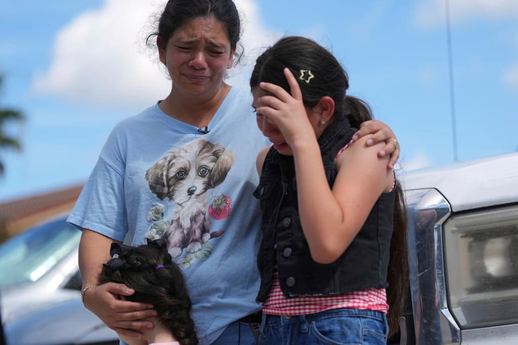 Hace unos años, 
<b>Norel López sufrió un accidente mientras trabajaba</b>. Para salvarle un pie, le tuvieron que colocar 12 tornillos, lo que le dificulta conseguir otro empleo.
<b> </b>Su esposo, afirmó, era el que llevaba el dinero a la casa.