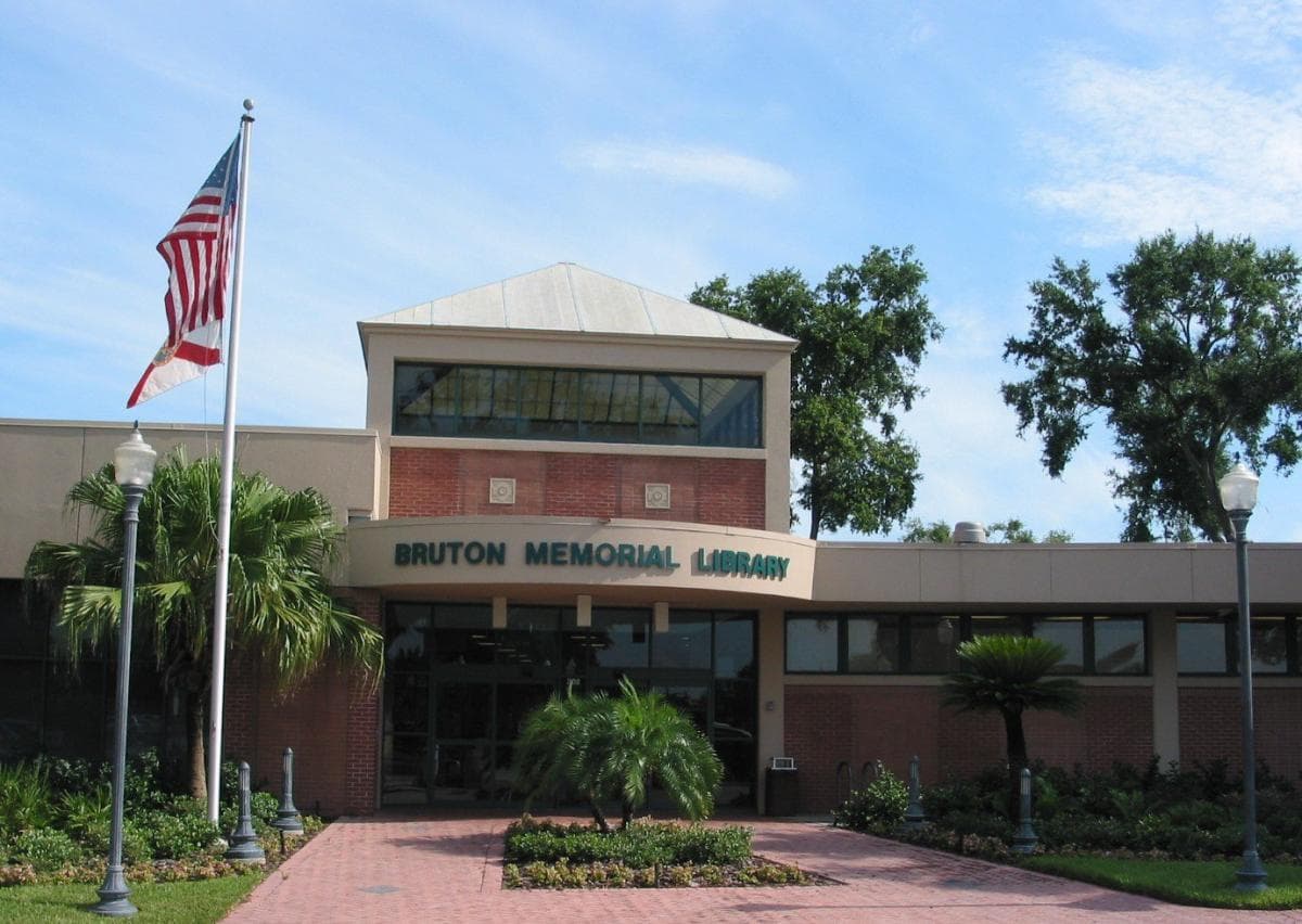 <b>Bruton Memorial Library</b>. Sus orígenes se remontan a 1927, cuando el Plant City Woman's Club planeó la fundación de una pequeña biblioteca comunitaria voluntaria, pero fue hasta 1959 cuando los residentes de la ciudad votaron para financiar una biblioteca pública.
<br>
<br>Cuenta con una colección de aproximadamente 55,000 materiales físicos, amplia gama de programas culturales, más de 20 computadoras y laptops para los usuarios, juguetes educativos interactivos, salas de reuniones y estudio y un bello jardín ubicado detrás del edificio.
<br>
<br>Esta 
<a href="https://www.plantcitygov.com/library " target="_blank">biblioteca</a> se encuentra en el número 302 de McLendon St, en Plant City. Su teléfono es el 813-757-9215. Sus horarios de servicio son de lunes a jueves de 10 de la mañana a 7 de la noche; viernes de 10 de la mañana a 6 de la tarde y sábado de las 12 a cuatro de la tarde.
<br>