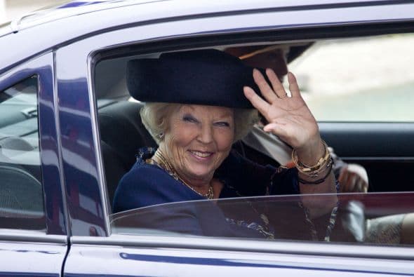 Conocida como la "Princesa sonrisa", Beatriz de Holanda se casó en 1966 con el alemán Claus van Amsberg, que falleció en 2002. Tuvieron tres hijos, el príncipe heredero Guillermo (1967), Friso (1968) y Constantino (1969).