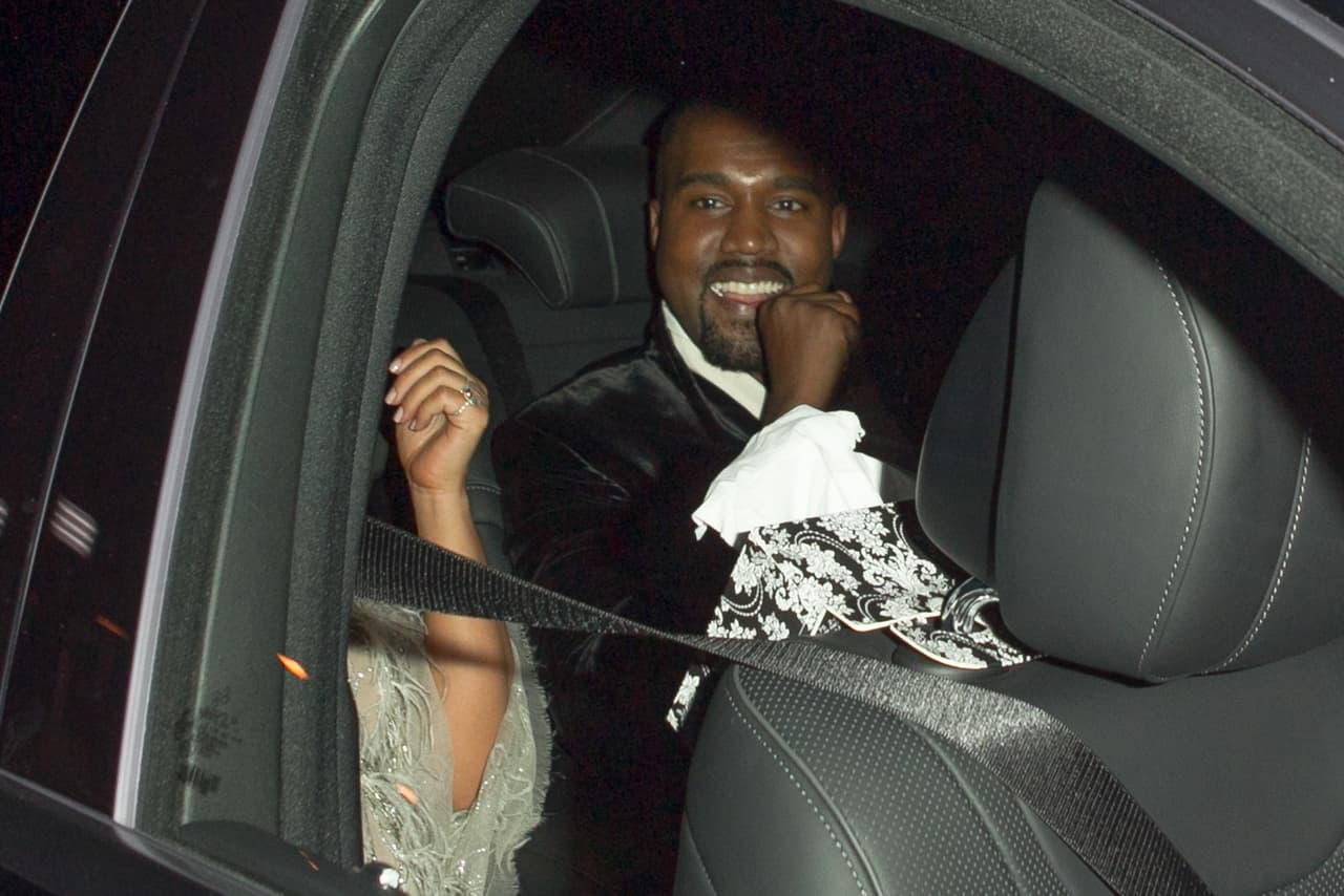 Kanye llegó muy feliz a la pachanga.