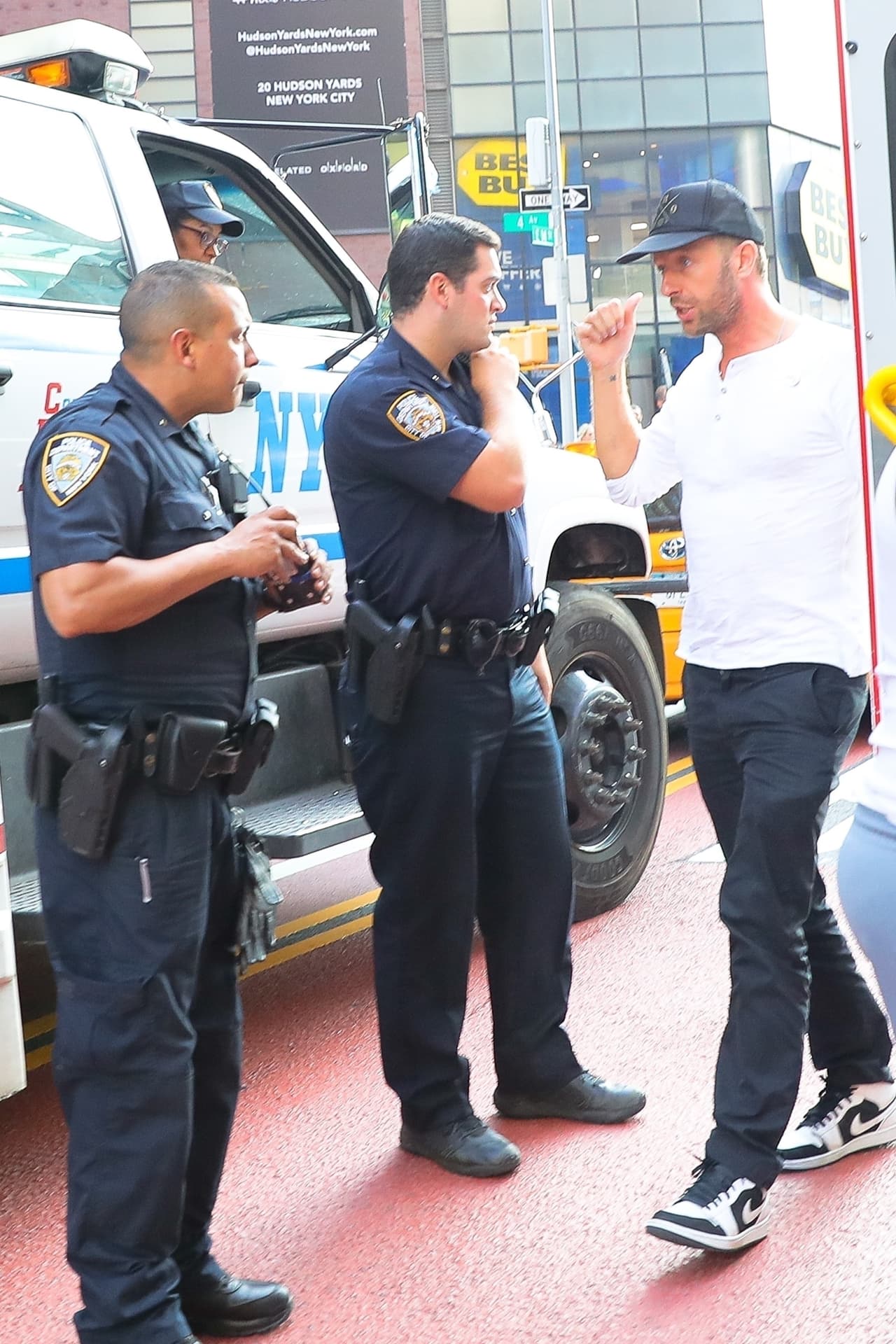Al momento, la 
<b><a href="https://www1.nyc.gov/site/nypd/index.page" target="_blank">policía de Nueva York</a></b> no ha emitido información oficial sobre los hechos.