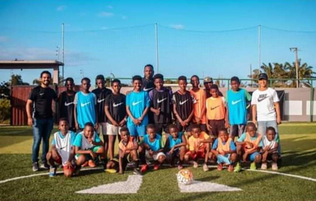 El seleccionado nacional lo hizo con el fin de que los infantes continúen jugando futbol.