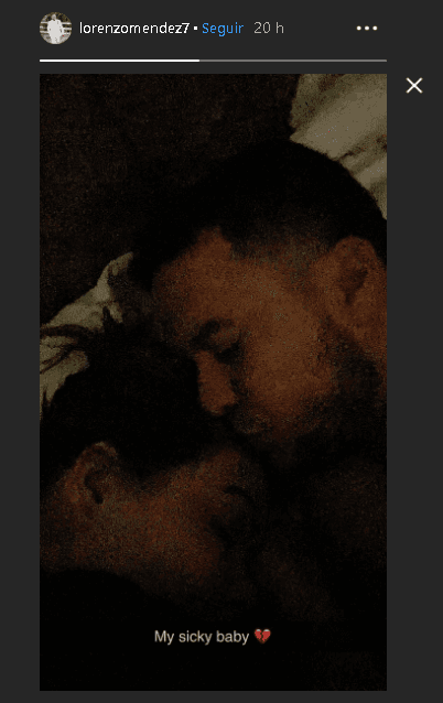 Aunque 
<b>no se sabe la</b> 
<b>causa real</b> por la que la hija de Jenni Rivera visitó el hospital, tanto ella como Lorenzo revelaron a través de Instagram que está enferma. Méndez subió una foto a sus historias en la que ambos aparecen abrazados mientras Chiquis reposa en su hombro y él la besa en la frente: "Mi bebé enferma".