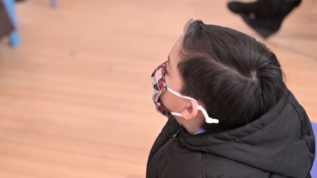 Ya no es necesario que los niños usen mascarillas en centros de cuidado y campamentos de Nueva York