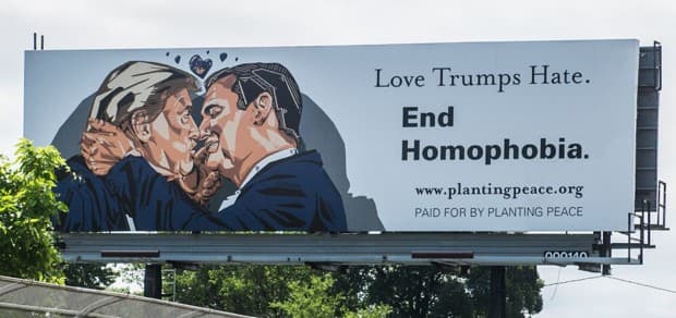 Trump y Cruz se besan en un letrero en la Convención Republicana