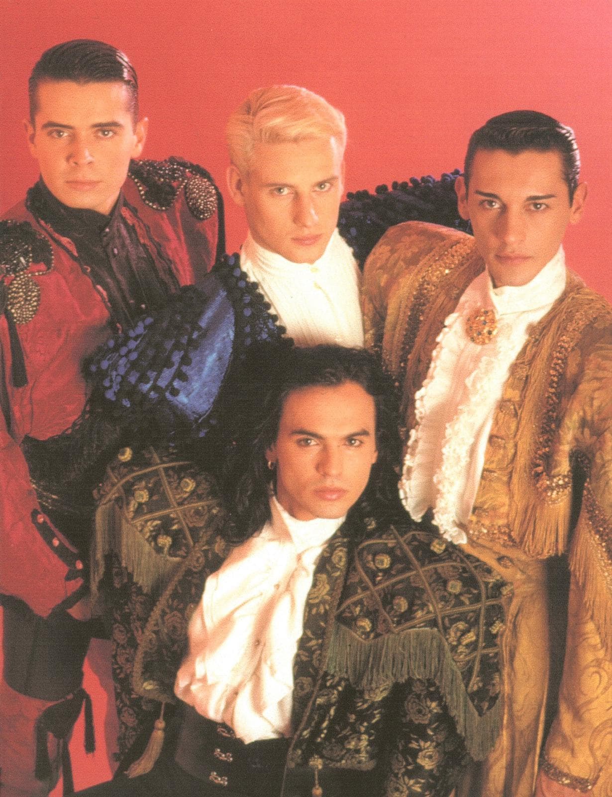 <b>Locomía</b>
<br>Este fue un grupo muy diferente a los demás, ya que sus miembros originales eran diseñadores de moda españoles, ¡por eso sus vestuarios eran tan llamativos y ‘chic’!