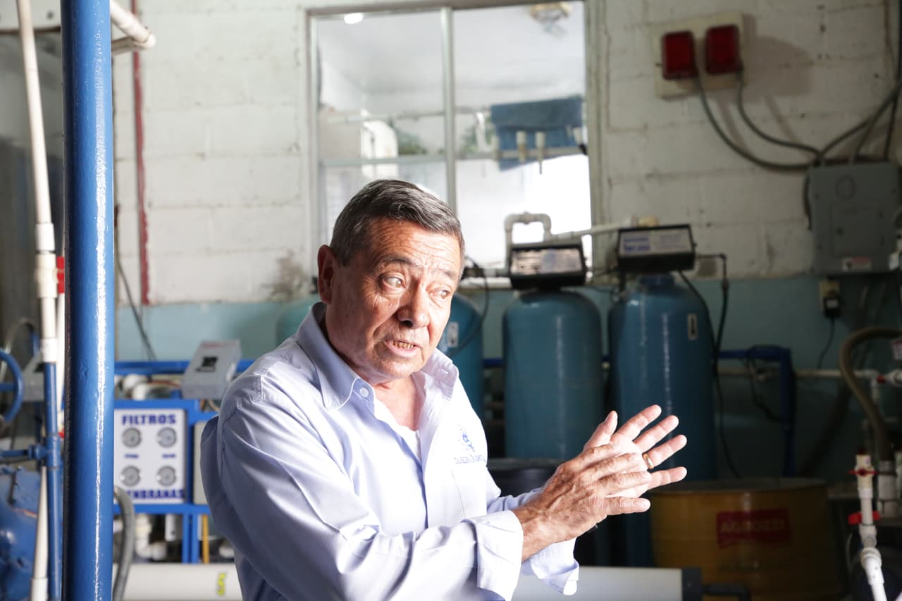 Por casi cuatro décadas Adolfo Quiroz ha mantenido y fortalecido su compañía ‘Hielera de Sonoyta’, un negocio familiar que cuenta con nueve empleados. Por estos días, cuando las temperaturas superan los 40 grados, es de los más populares del municipio. El hombre lamenta que los problemas del municipio con los deshechos y el drenaje de aguas, pero su principal preocupación es la salud pública.