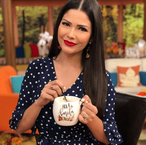 Las noches de desvelo a veces son imposibles de ocultar, pero Ana Patricia las esconde con maquillaje y por supuesto con una sonrisa.