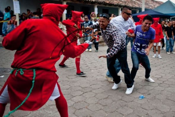 Durante los festejos, los “Talgucines” arremeten contra los fieles católicos para limpiar sus pecados.