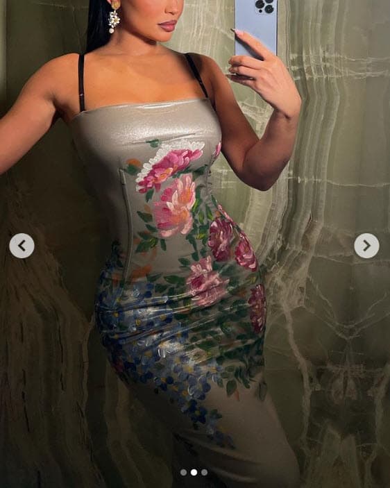 La elegante prenda tenía un decorado con 
<b>estampado de rosas</b>, todo de nueva cuenta por parte de Dolce & Gabbana.
<br>