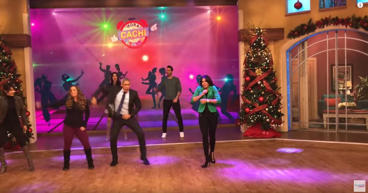 La presentadora usaba un top negro que comenzó a bajar y se dio cuenta a tiempo para arreglarlo.
<br>