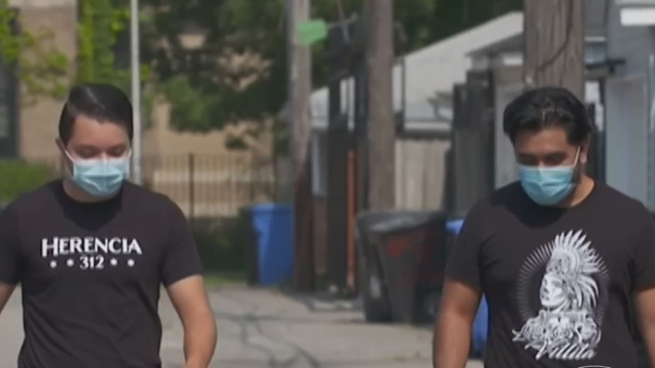 Esta crisis tampoco detuvo el
<a href="https://www.univision.com/shows/despierta-america/orgullo-hispano-estampado-en-prendas-a-la-venta-asi-es-como-dos-jovenes-sacan-adelante-su-negocio-en-plena-pandemia-video">emprendimiento de estos dos chicos hispanos en Chicago</a>: solo les hizo ajustar sus planes para poder llevar en prendas el orgullo por su cultura.