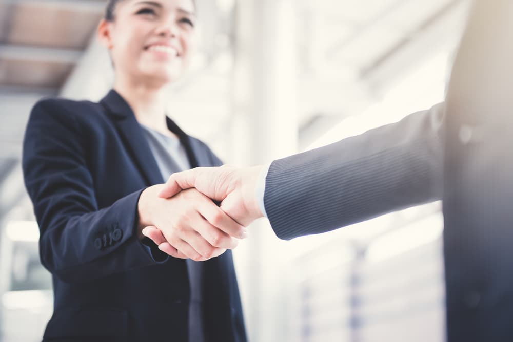 <b>El saludo</b>
<br>Según las costumbres de los países o las sociedades en que vivimos hay diferentes clases de saludos. En algunos lados se inclina la cabeza o el cuerpo, o se juntan las manos, pero en esta parte del mundo es más común darnos las manos. Si es la costumbre al presentarnos a otra persona deberás notar cómo es su forma de hacerlo.