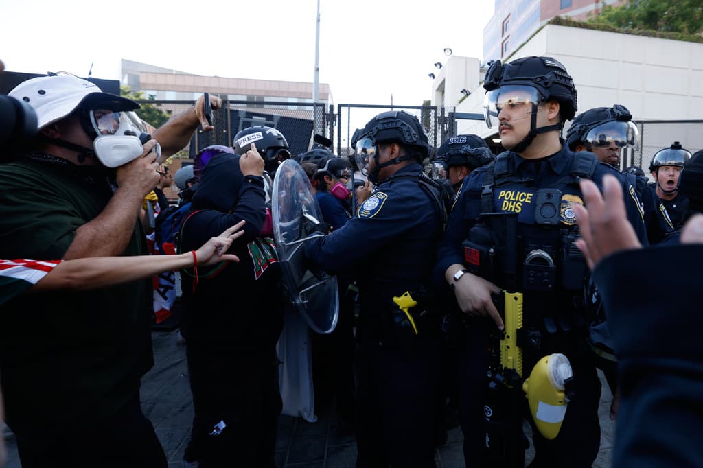 Los manifestantes comenzaron a congregarse frente al centro de detención federal, 
<b>muy cerca de las calles Temple y Aliso</b>. Con el paso de las horas, se extendieron a varias vías cercanas, afectando el tránsito, según LAPD.