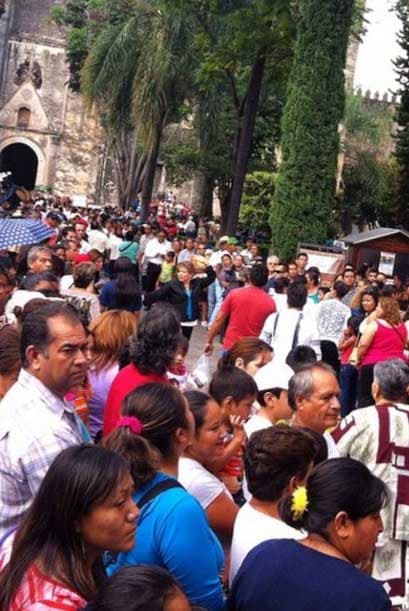 Llanto y dolor han inundado la Catedral. La gente no para de lamentar tan triste pérdida.