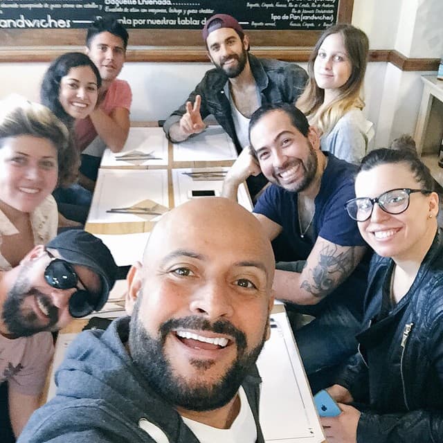 Su hermano, Odin Dupeyrón, fue entrevistado para Ventaneando sobre la denuncia.