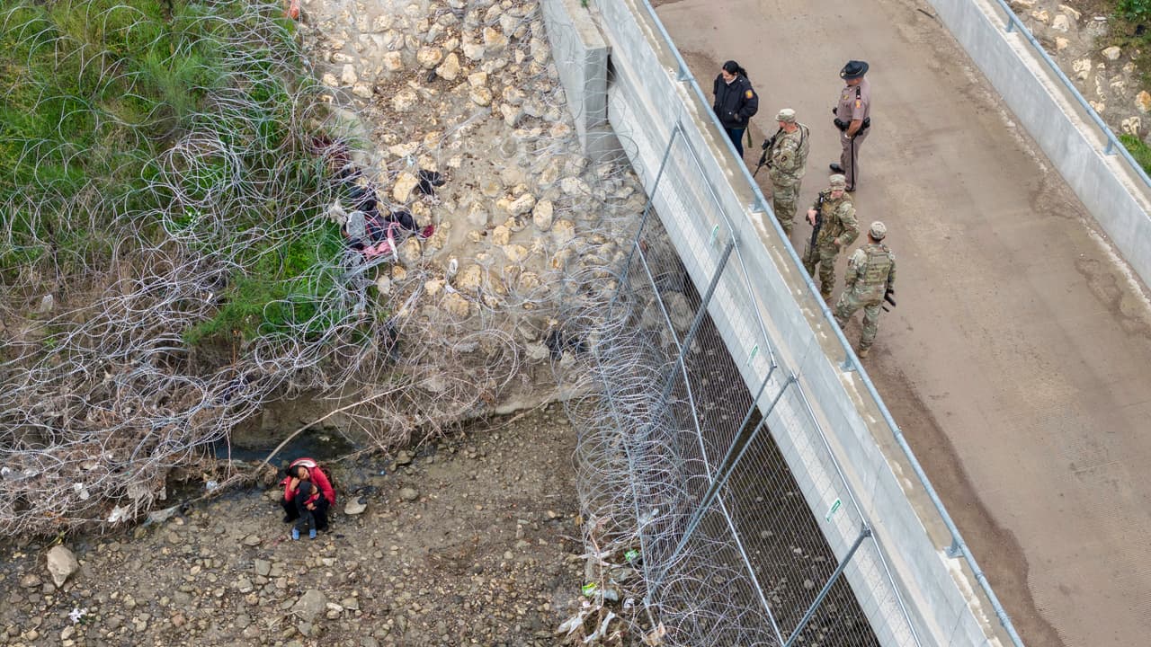 Imagen de la fortificación de la frontera en Eagle Pass. (Photo by John Moore/Getty Images)