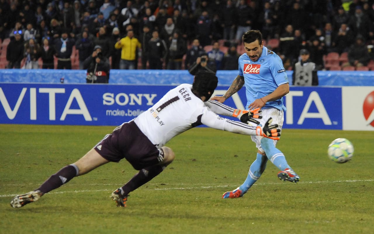 El guardameta tuvo que usar un casco de rugby como protección desde 2007 hasta el momento ya que regresó del retiro para volver a jugar con en el Chelsea.
<br>