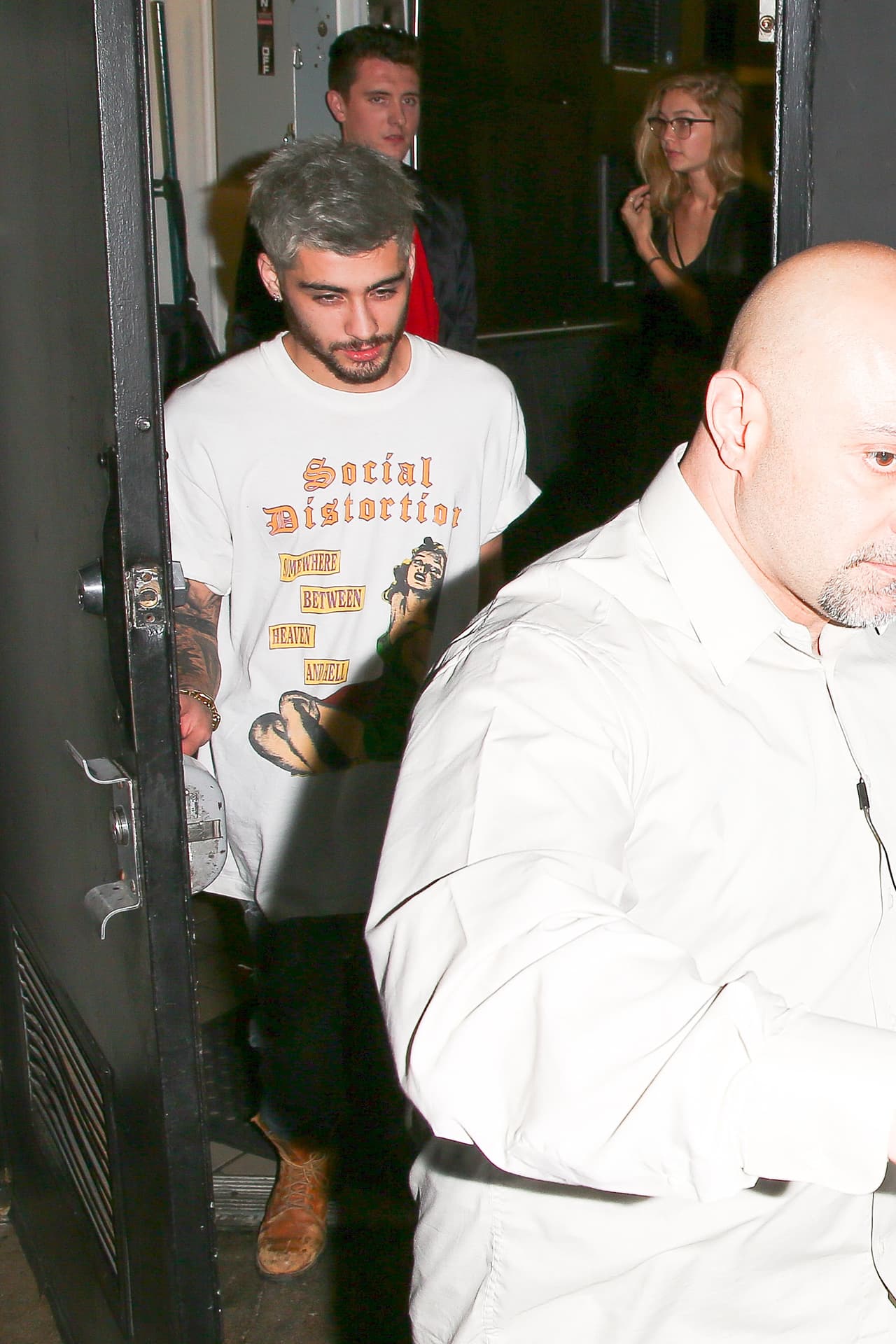 Atrás de él, le seguía Gigi.