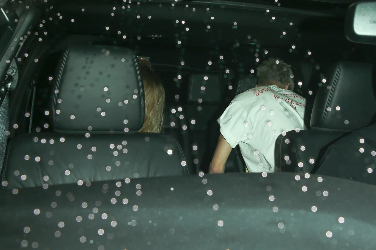 Los dos intentaron cubrir su rostro dentro de la camioneta.