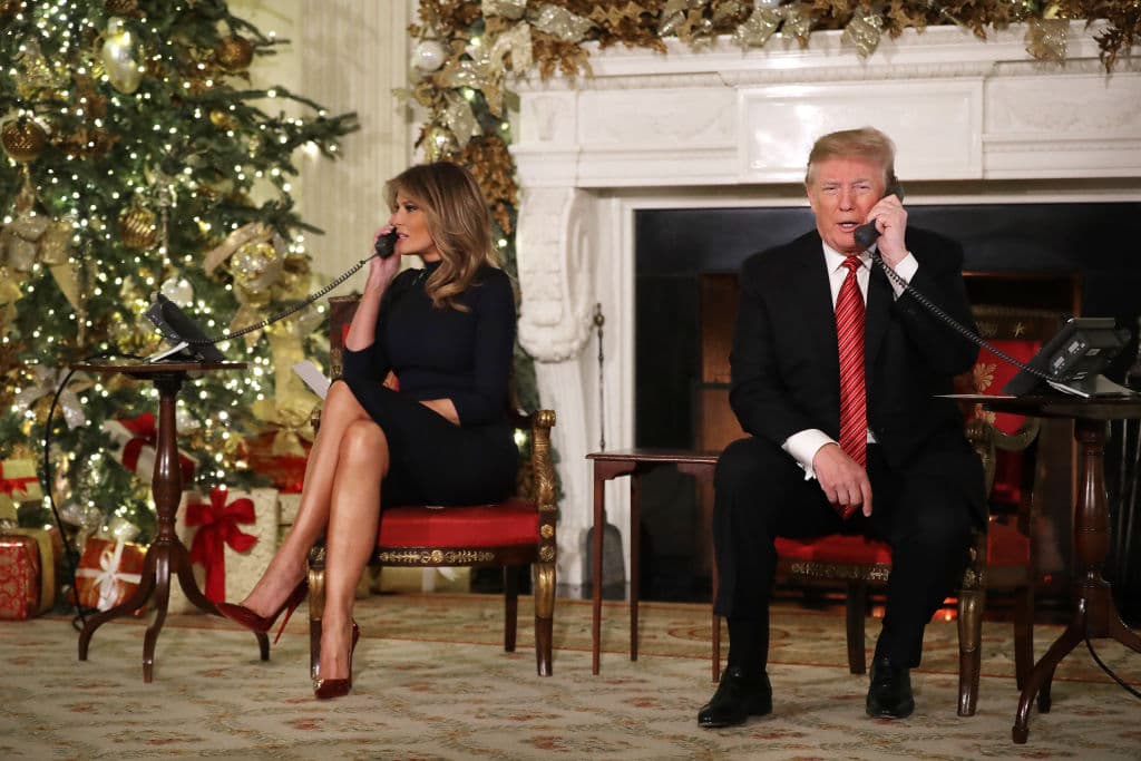 El presidente de EEUU Donald Trump y su esposa, la primera dama Melania Trump, en la Casa Blanca mientras toman llamadas de niños que quieren seguir la trayectoria de Santa Claus, junto al North American Aerospace Defense Command (NORAD) este 24 de diciembre. NORAD ha seguido el camino de Santa por 63 años consecutivos.