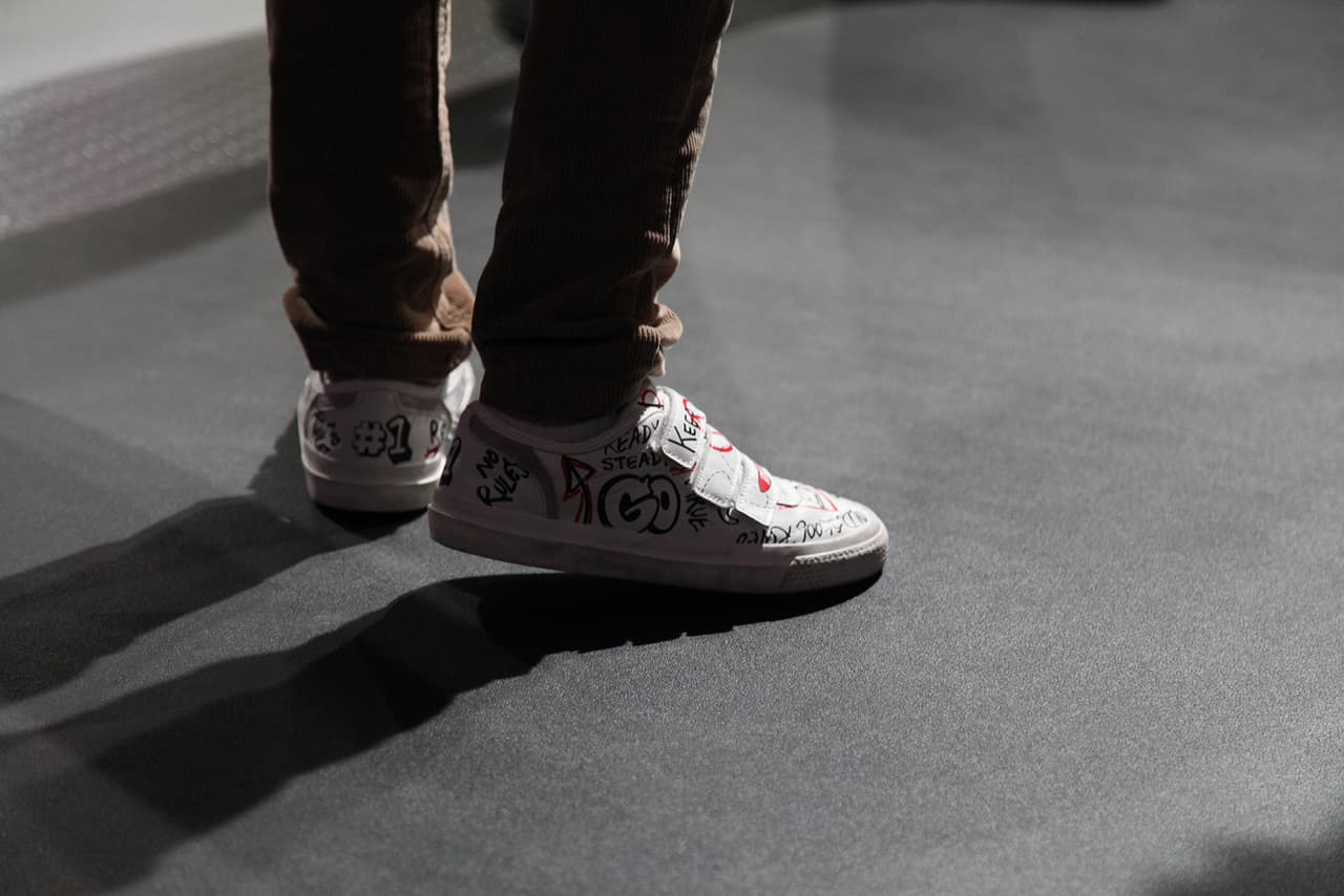 Mateo usó unos tenis blancos decorados con un diseño de grafiti.