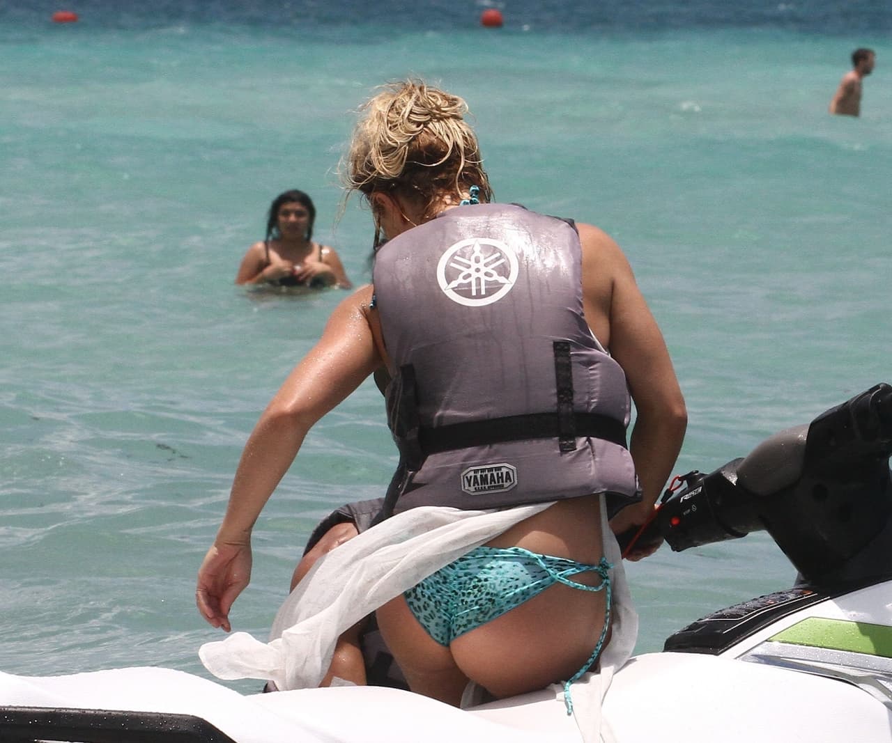 Claro que esto le puede pasar a cualquiera, pero no todo el mundo tiene una lucha con su bikini luciendo tan bien como Spears, según le dejaron saber sus seguidores.