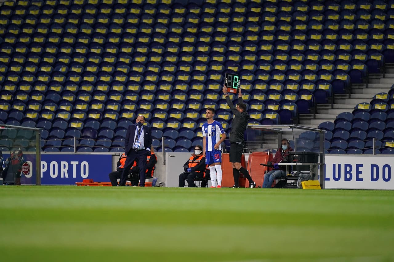 El Porto consume tiempo con un cambio al minuto 89, sale Sérgio Oliveira y entra Diogo Leite.