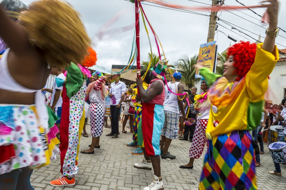 Shangó representa la necesidad y la alegría de vivir, la intensidad de la vida, la belleza masculina, la pasión, la inteligencia y las riquezas. Fue el primer dueño e intérprete del oráculo de Ifá y es adivino e intérprete del oráculo del Diloggún, del Biange y de Aditoto.