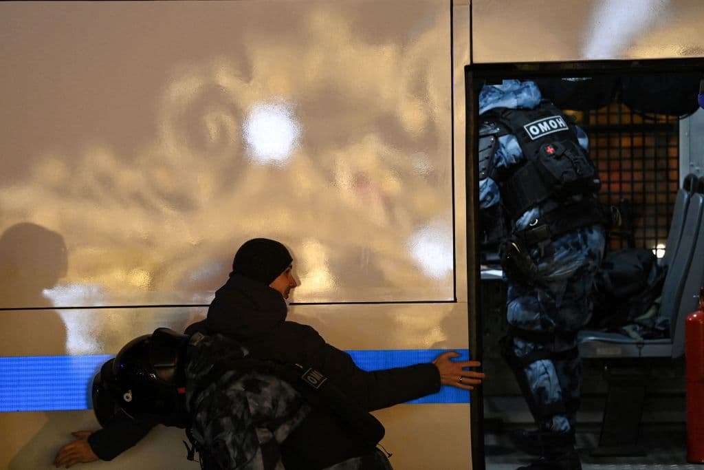 La agencia de noticias AFP calculó que cerca de 2,000 personas acudieron a la céntrica Plaza Pushkin y cerca de mil manifestaron en San Petersburgo. Gritaban "¡no a la guerra!".