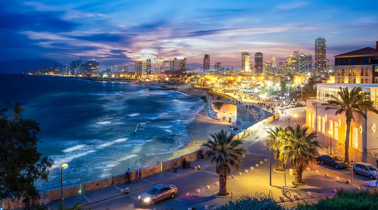 <b>3. Tel Aviv, Israel: </b>La capital de Israel quedó desplazada este año al tercer lugar. El año pasado ocupó el primer lugar en la lista. El ascenso de Tel Aviv en este ránking se debe a los grandes aumentos en la moneda y los precios de muchos de los bienes en la ciudad, desde alimentos hasta el transporte y también los inmuebles, cada vez más caros, “especialmente en áreas residenciales”, detalló el año pasado el índice de EIU.