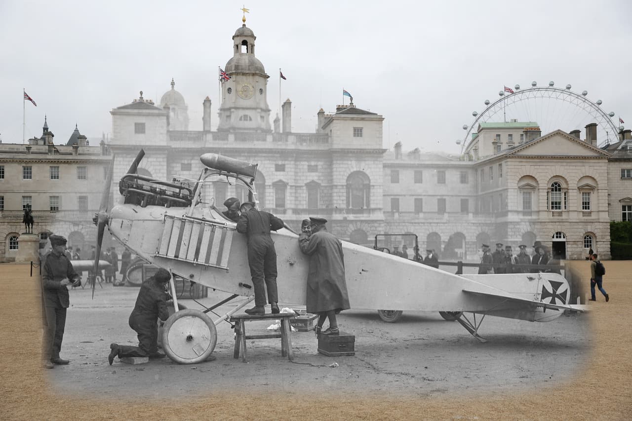 <b>Londres, Inglatera. (1915-2014).</b> Este fotomontaje combina dos fotografías tomadas en el Horse Guards de Londres, con 99 años de diferencia. La antigua fue tomada en 1915 y muestra a unos soldados británicos inspeccionando un avión alemán capturado en la guerra. La foto más reciente, tomada en julio de 2014, muestra la rutina de un día normal en el mismo lugar.