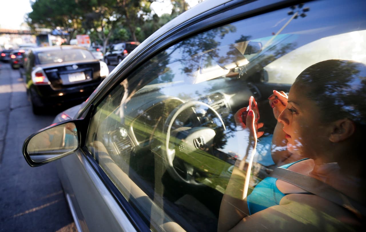 Deténgase a comer o beber, en lugar de intentar realizar múltiples tareas mientras maneja.