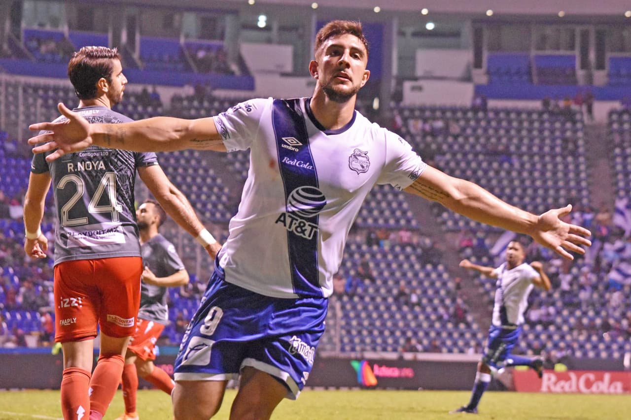 Con doblete de Christian Tabó y Lucas Cavallini, la Franja de Puebla goleó a Necaxa en el Estadio Cuauhtémoc en el arranque de la Jornadaa 19.