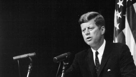 <b>El asesinato de John F. Kennedy</b>
<br>Oswald, un ex marine, disparó con un rifle de mira telescópica desde un edificio cercano. Su asociación con comunistas y un viaje que hizo a Ciudad de México poco antes de aparecer en Dallas son incógnitas que los documentos podrían despejar. El 63 % de los ciudadanos de EEUU 
<b>no acepta que Oswald actuase en solitario</b>, y cree que todo fue parte de un complot orquestado por la mafia, la CIA o los cubanos exiliados. No está claro si hubo una conspiración, en parte porque 
<b>el ex marine murió dos días después</b> a manos del mafioso Jack Ruby sin haber reconocido su responsabilidad en el asesinato.