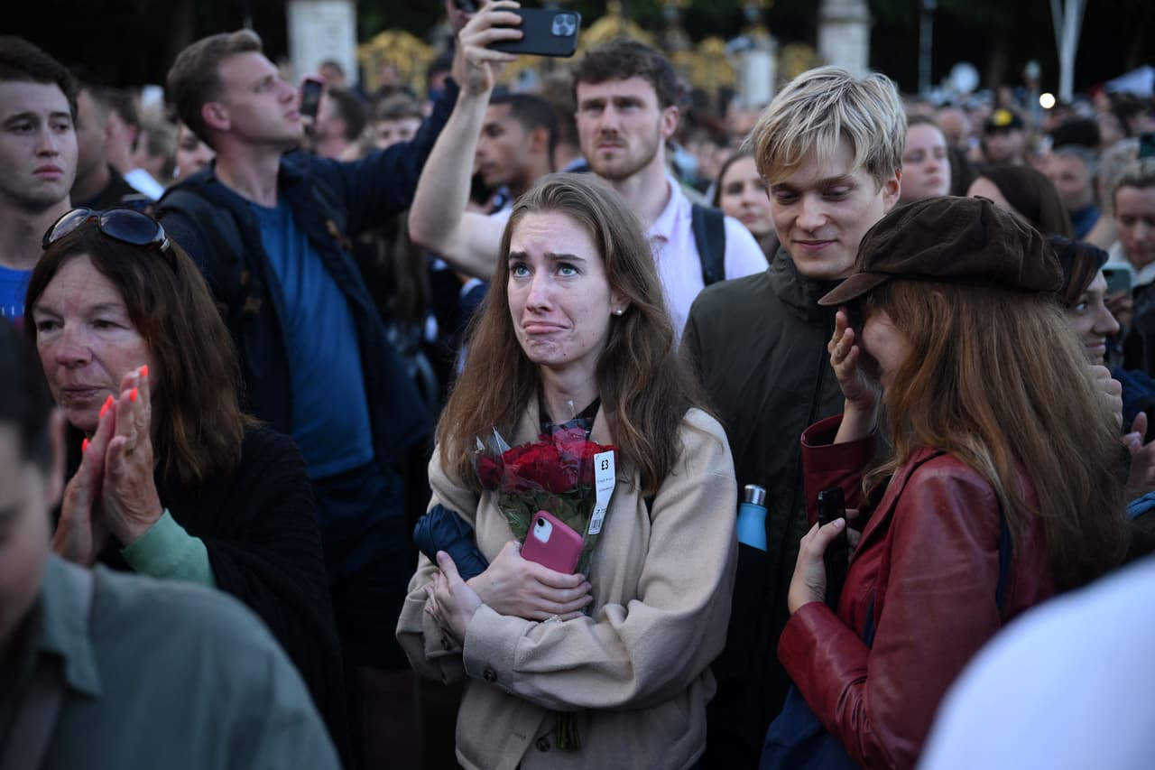 Una joven llora al enterarse de la muerte de la reina Isabel II. Era parte de la multitud que comenzó a congregarse en los alrededores del palacio de Buckingham minutos después del anuncio.